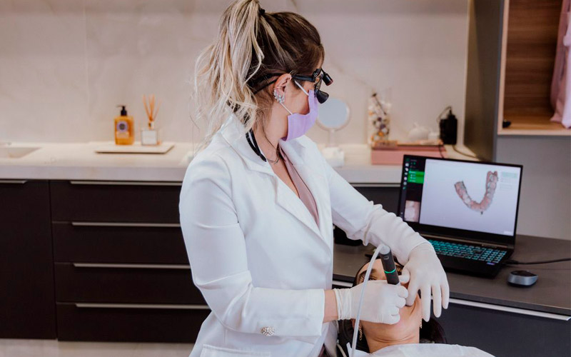 dra camila aplicando lente de contato dental no anália franco